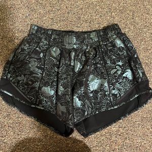 Lululemon hotty hot shorts 4 in inseam size 6:)